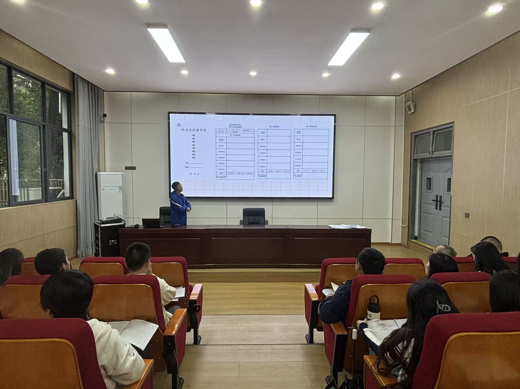 以生为本 强化学生学业规划指导