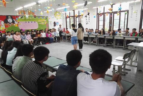 校团委组织开展“编织梦想，与青春同行”主题示范团课